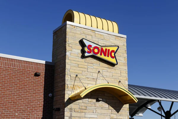 Indianápolis - Circa enero 2020: Sonic Drive-In Fast Food Location. Sonic es una cadena de restaurantes Drive-In — Foto de Stock