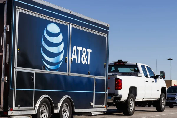 Indianapolis - Circa January 2020: AT&T cell phone retail store. AT&T wrapped up its merger with WarnerMedia and now controls HBO, CNN and DirecTV — Stock Photo, Image