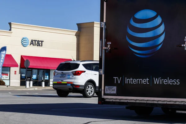Indianapolis - Circa Januari 2020: Toko ritel telepon seluler AT & T. AT & T menyelesaikan merger dengan WarnerMedia dan sekarang mengontrol HBO, CNN dan DirecTV — Stok Foto