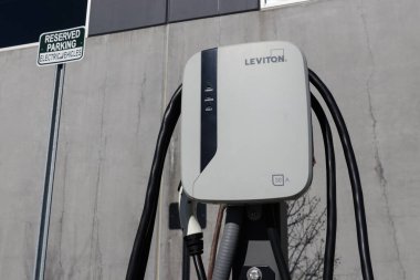 Muncie - Şubat 2020: Leviton Ev Şarj İstasyonu. Leviton şarj istasyonu elektrikli araçların hızlı şarj edilmesini sunuyor.