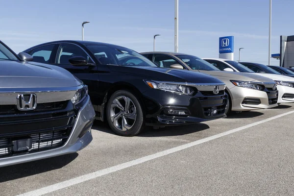 Muncie - Circa Fevereiro 2020: Honda Motor Co. concessionária de automóveis e SUV. Honda fabrica entre os carros mais confiáveis do mundo . — Fotografia de Stock