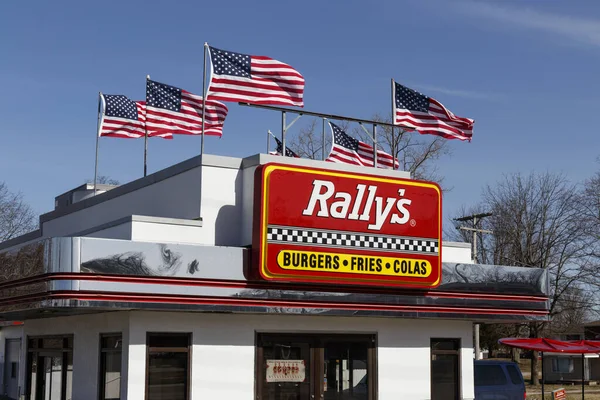 Muncie - Circa Fevereiro 2020: Rally 's Drive Thru restaurante fast food. Rally 's é a irmã de Checkers — Fotografia de Stock