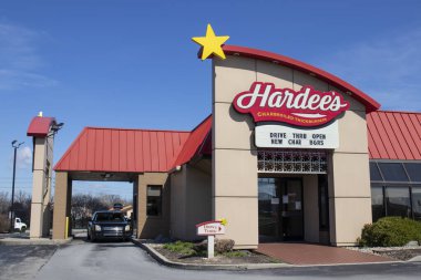 Indianapolis - Nisan 2020: Hardee 'nin Yeri. Hardee 's Uber ve Door Dash dağıtım sunuyor ve sosyal uzaklık sırasında servis yapıyor..