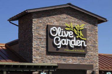 Indianapolis - Nisan 2020: Olive Garden İtalyan Lokantası. Olive Garden, sosyal uzaklık süresince dışarıdan yemek sipariş etmeyi ve servis etmeyi teklif ediyor..