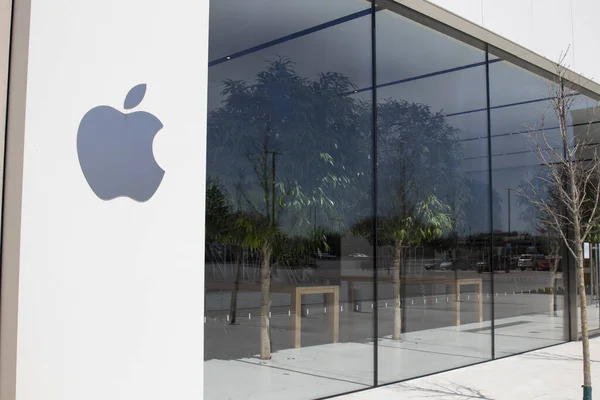 Indianapolis Circa April 2020 Empty Apple Store Location Grunn Sosial – stockfoto