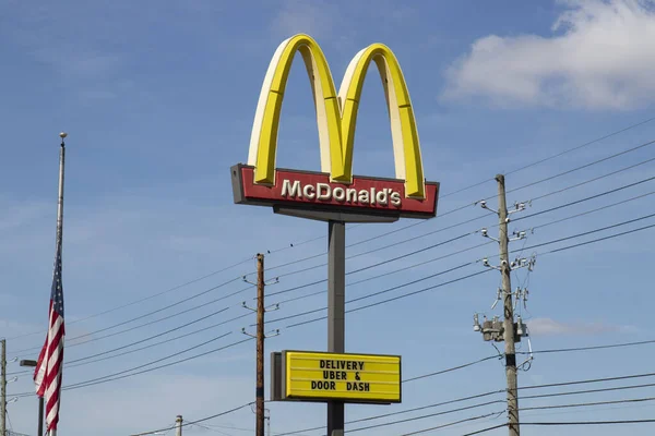 Indianapolis Około Kwietnia 2020 Restauracja Mcdonalda Mcdonald Oferuje Uber Door — Zdjęcie stockowe