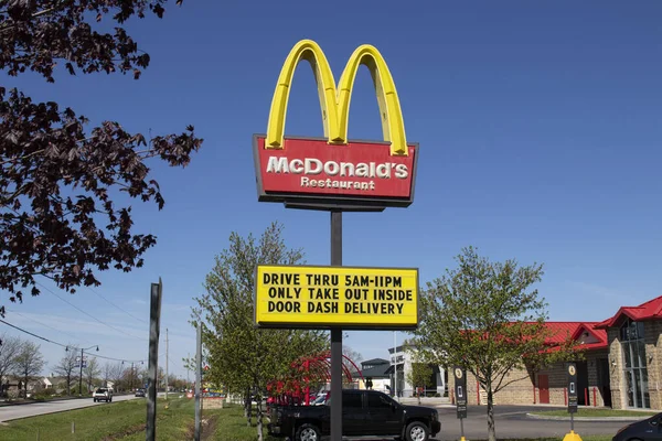 ラファイエット Circa 2020年5月 マクドナルドレストラン マクドナルドは 社会的距離中にドアダッシュ配達と運転スルーサービスを提供しています — ストック写真