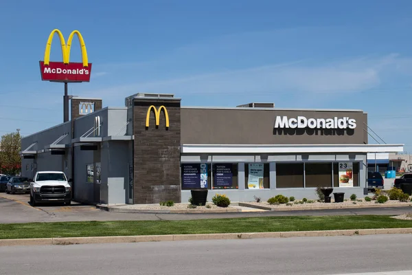 Lafayette Vers Mai 2020 Mcdonald Restaurant Mcdonald Offre Livraison Door — Photo