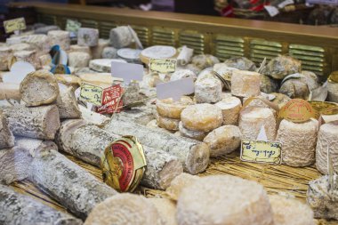 Paris - Mayıs 2011: Camembert, Coulommiers, Munster, Gruyere, Comte ve Parmesan peynirlerinden oluşan Fransız Peynir Dükkanı.