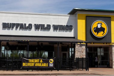 Terre Haute - Mayıs 2020: Buffalo Vahşi Kanatlar Restoranı. Buffalo Wild Wings, Sosyal Mesafe 'de paket servis sunuyor..