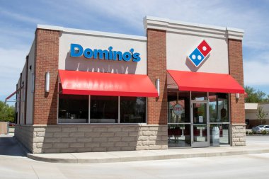 Kokomo - Mayıs 2020: Domino Pizza Restoranı. Sosyal Mesafe kurallarının ortasında Domino 's sadece pizza siparişi ve teslimatı öneriyor..