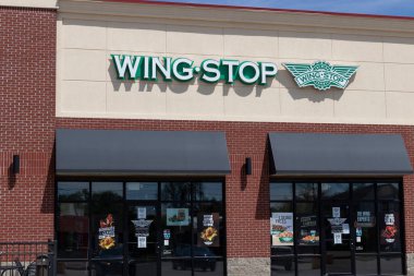 Terre Haute - Mayıs 2020: Wingstop tavuk kanadı restoranı. Wingstop, Limon Biberi, Mango Habanero ve Baharatlı Kore kanatları ekliyor..