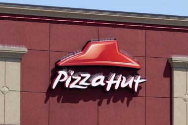 Terre Haute - Mayıs 2020: Pizza Hut restoranı. Pizza Hut, Sosyal Mesafe Sürüşü sırasında Temassız Teslimat, Taşıma ve Kaldırım Kenarı Paketi sunuyor..