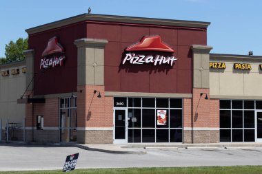 Terre Haute - Mayıs 2020: Pizza Hut restoranı. Pizza Hut, Sosyal Mesafe Sürüşü sırasında Temassız Teslimat, Taşıma ve Kaldırım Kenarı Paketi sunuyor..