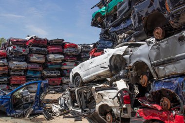 Indianapolis - Mayıs 2020: ezilmiş ve istiflenmiş hurda arabalar. Kalıntılar geri dönüştürülecek, kurtarılacak ya da parça parça satılacak..