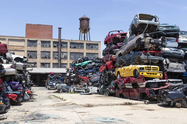 印第安纳波利斯 大约2020年5月 被压碎和堆叠的垃圾车 残余物将被循环利用 回收或出售为零件 — 图库照片