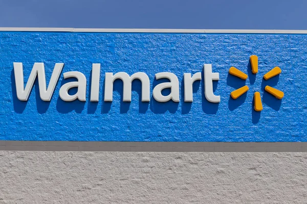 Indianápolis Circa Mayo 2020 Walmart Retail Location Walmart Está Impulsando — Foto de Stock