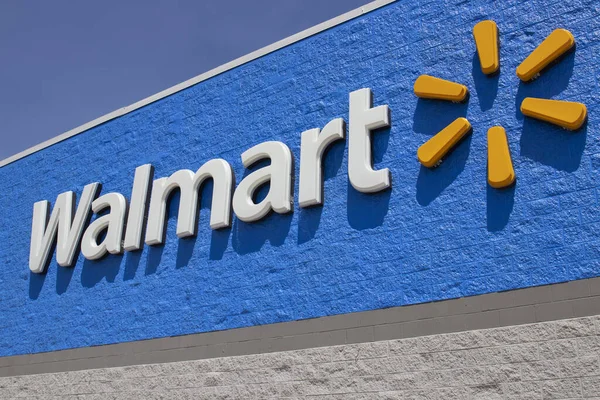 Indianápolis Circa Mayo 2020 Walmart Retail Location Walmart Está Impulsando — Foto de Stock