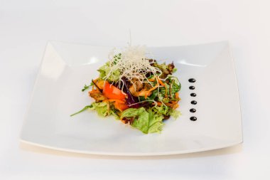 Tavuk eti, sebze, erişte ve yeşillik salatası