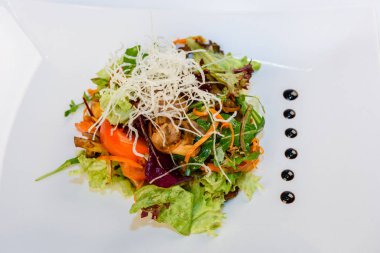 Tavuk eti, sebze, erişte ve yeşillik salatası