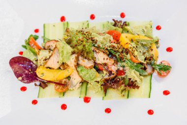 Et, sebze ve beyaz tabakta yeşillikleri salatası