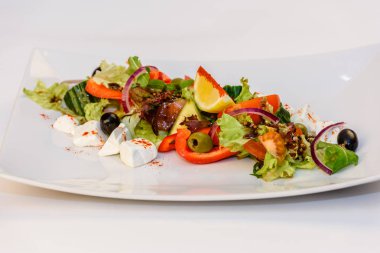 Yunan salatası yakın kadar beyaz peynir, domates, zeytin ve yeşil yapraklar