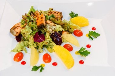 Balık, sebze ve yeşillikleri salatası 