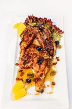 Yeşillikleri ile yarı ızgara tavuk