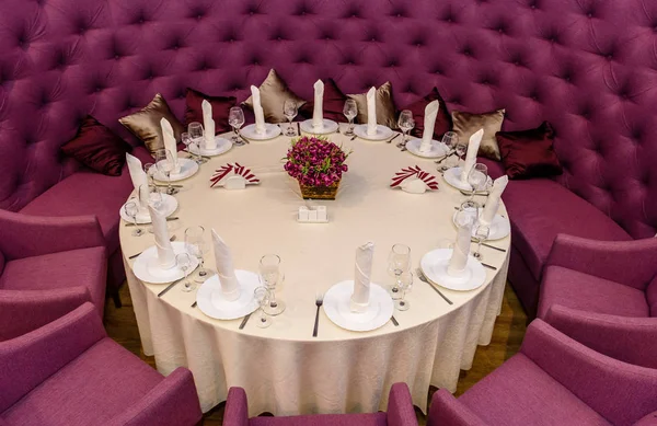 Украшенный круглым столом с фиолетовыми креслами Стоковое Изображение