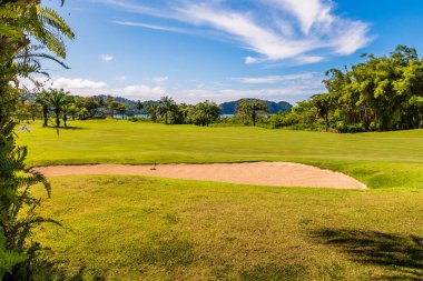 Golf sahasında manzara. Tropikal bölge