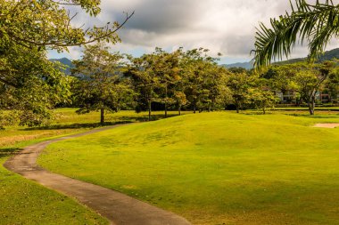 Golf sahasında manzara. Tropikal bölge