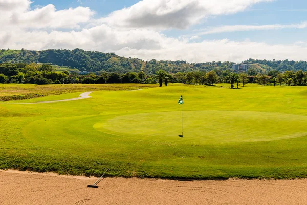 Golf sahasında manzara. Tropikal bölge — Stok fotoğraf