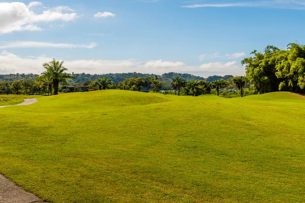 Krajobraz na polu golfowym. Strefa tropikalna — Zdjęcie stockowe