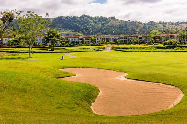 Golf sahasında manzara. Tropikal bölge — Stok fotoğraf