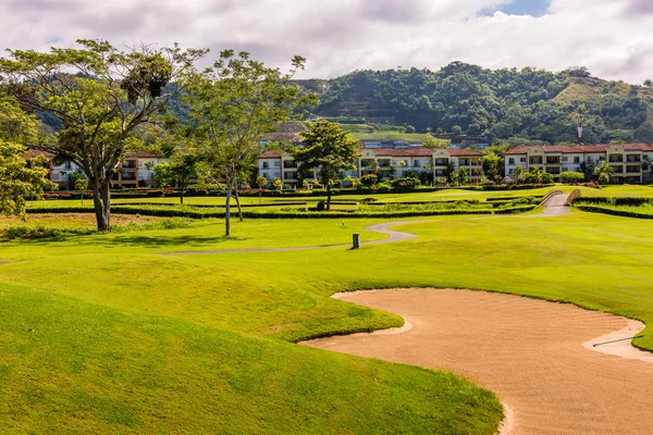 Paesaggio al campo da golf. Zona tropicale — Foto Stock