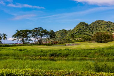 Golf sahasında manzara. Tropikal bölge