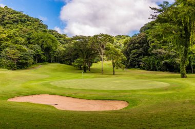 Golf sahasında manzara. Tropikal bölge