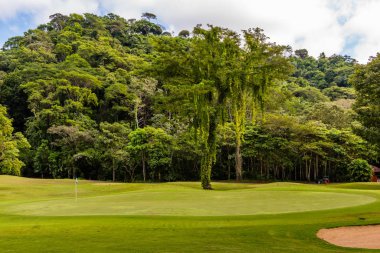 Golf sahasında manzara. Tropikal bölge