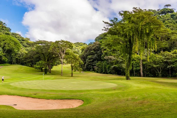 Landschaft am Golfplatz. Tropische Zone — Stockfoto