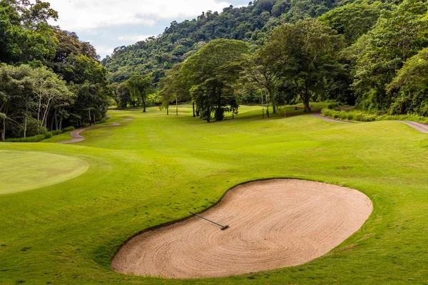 Landschaft am Golfplatz. Tropische Zone — Stockfoto