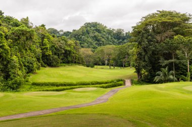 Golf sahasında manzara. Tropikal bölge