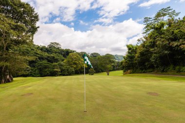 Golf sahasında manzara. Tropikal bölge