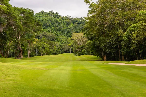 Landschaft am Golfplatz. Tropische Zone — Stockfoto