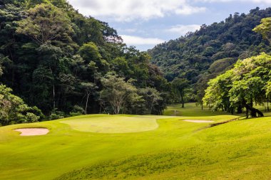 Golf sahasında manzara. Tropikal bölge