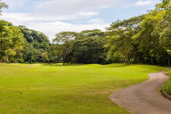 高尔夫球场的景观。 热带地区 — 图库照片