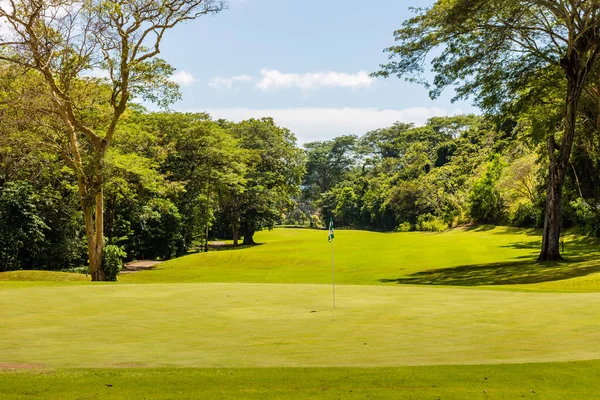 Landschaft am Golfplatz. Tropische Zone — Stockfoto