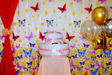 Şenlikli atmosfer, tatiller için iç mekan, doğum günü, kelebekli perdeler.,