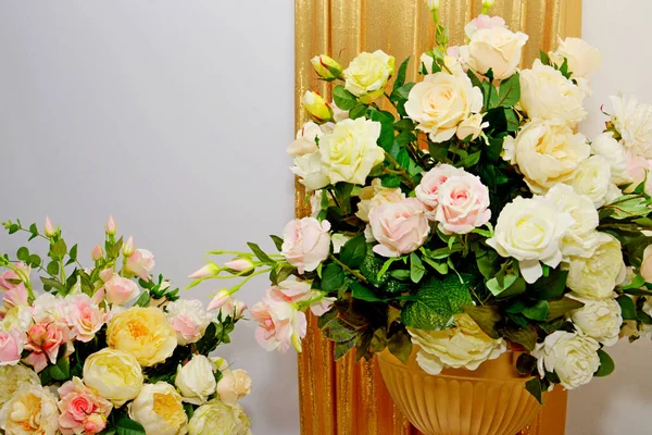 Kytice Růží Světlém Pozadí Zlaté Váze Velký Počet Růží Květinová — Stock fotografie