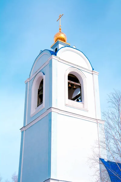 Kerk Bell Tower Sneeuwwitte Kerk Orthodoxe Kerk Gouden Koepels Tegen — Stockfoto