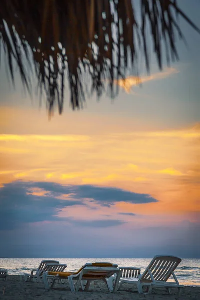Варадеро, Куба - Біч і порожні стільці на заході сонця. — стокове фото